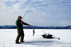 Ice Fishing, Sensasi Memancing Ikan di Musim Dingin