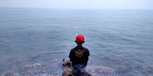 Sensasi Memancing di Pinggir Selat Malaka